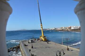 Una grúa de 80 metros trabaja en la reparación del Neptuno en Melenara/TA.